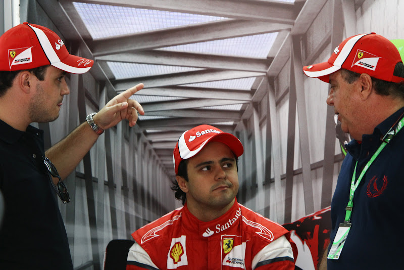 Фелипе Масса с братом и отцом в боксах Ferrari на Гран-при Бразилии 2011