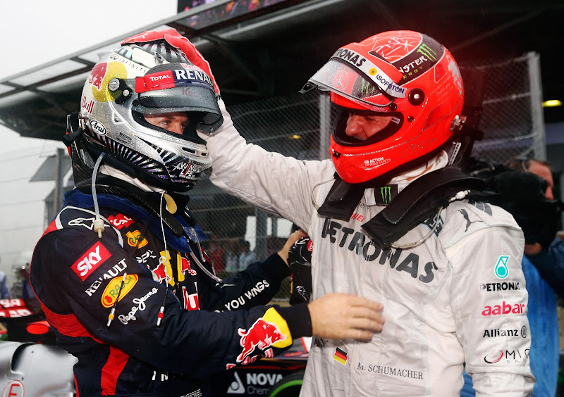 Михаэль Шумахер поздравляет Себастьяна Феттеля с третьим чемпионским титулом на Гран-при Бразилии 2012