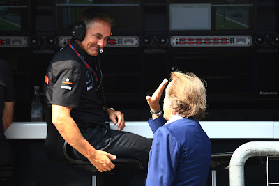 Лука ди Монтедземоло пришел к командному мостику McLaren поприветствовать Мартина Уитмарша на Гран-при Италии 2011