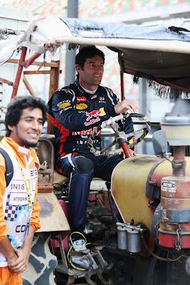 Марк Уэббер за рулем трактора на Гран-при Индии 2012