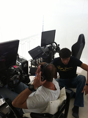 Рубенс Баррикелло и Марк Уэббер играют на симулятре дома у Рубенса перед Гран-при Бразилии 2011