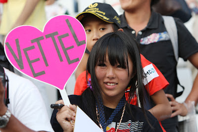 болельщица Себастьяна Феттеля с табличкой на Гран-при Японии 2011