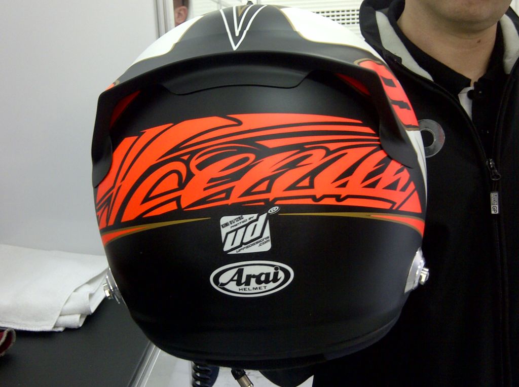 новый шлем Кими Райкконена на тестах в Валенсии 23 января 2012 - вид сзади