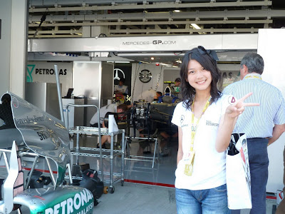 Mana перед гаражом Mercedes GP на Гран-при Японии 2011