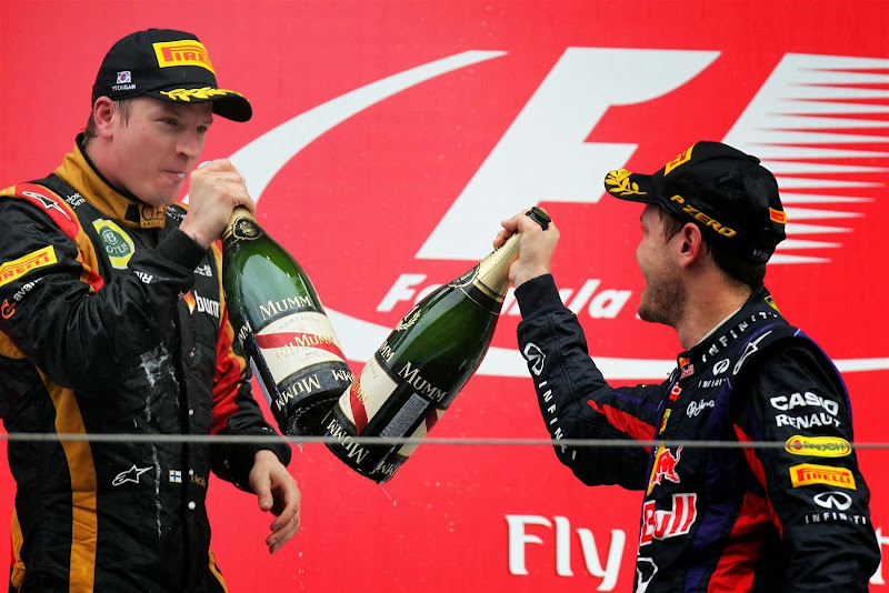 Кими Райкконен и Себастьян Феттель пьют шампанское на подиуме Гран-при Кореи 2013