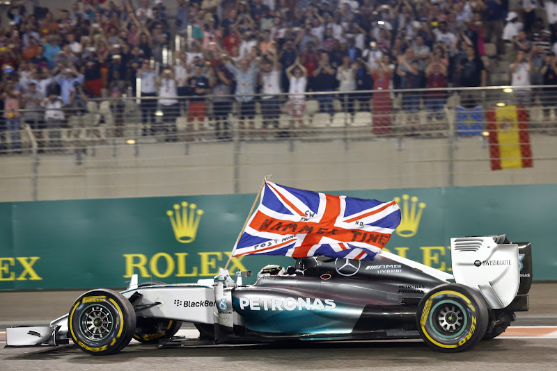 Льюис Хэмилтон с британским флагом на круге возвращения в боксы на Гран-при Абу-Даби 2014