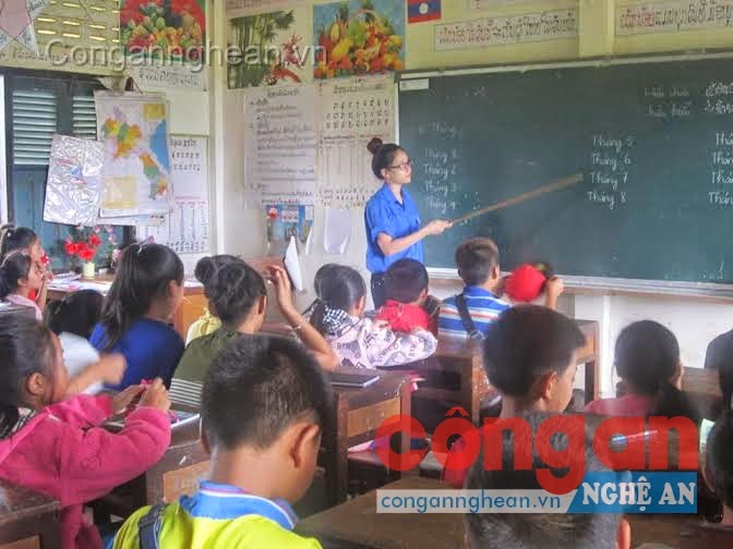 Lớp dạy tiếng Việt trên đất nước Triệu Voi