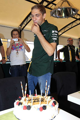 Виталий Петров и торт на 28 дне рождении в Монце на Гран-при Италии 2012