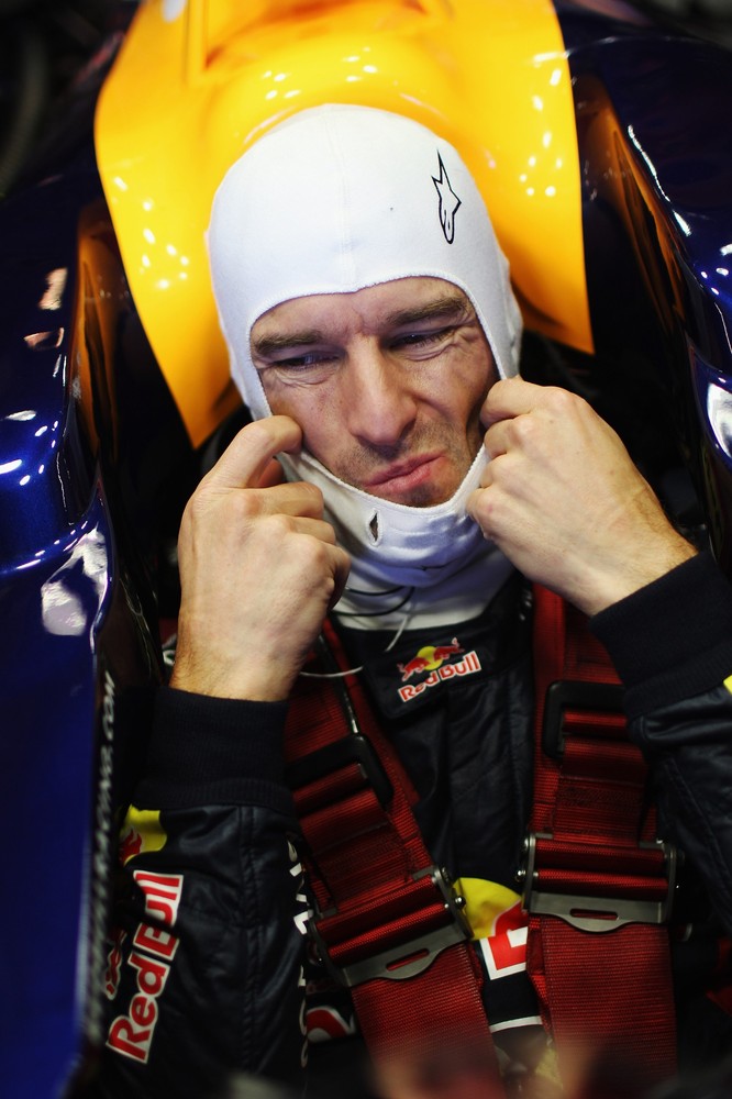 Марк Уэббер устраивается в болиде Red Bull на предсезонных тестах 2012 в Хересе