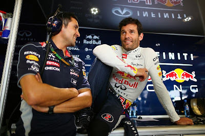 улыбающийся Марк Уэббер с механиком Red Bull на Гран-при Абу-Даби 2013