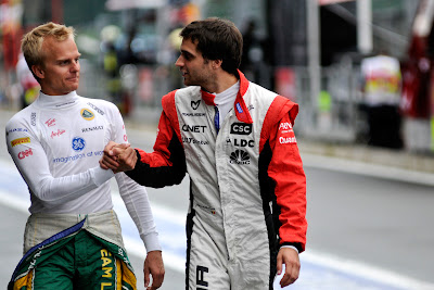 Хейкки Ковалайнен и Жером Д'Амброзио пожимают руки на Гран-при Бельгии 2011 в Спа