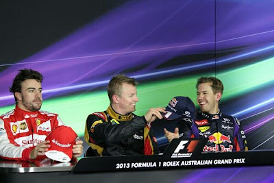 Кими Райкконен снимает кепку Red Bull на послегоночной пресс-конференции Гран-при Австралии 2013
