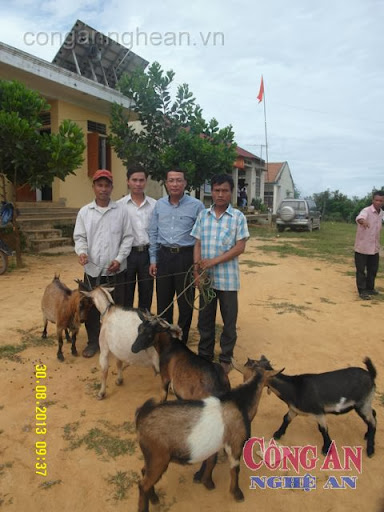 Trao đàn dê giống cho người dân Keng Đu phát triển kinh tế gia đình