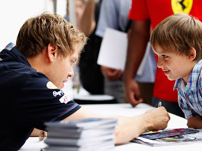 Себастьян Феттель дает автограф мальчику на Гран-при Канады 2011
