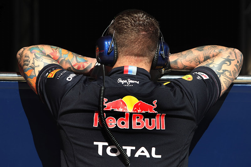 татуировки на руках механика Red Bull на предсезонных тестах 2012 в Барселоне