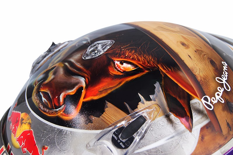 шлем Себастьяна Феттеля с быком на Гран-при США 2013