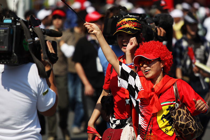 болельщицы Ferrari и Фернандо Алонсо перед телекамерами на Гран-при Японии 2011