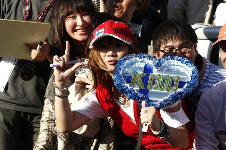 болельщица Кими Райкконена на Гран-при Японии 2012