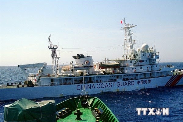 Tàu Trung Quốc uy hiếp và gây hại cho tàu Việt Nam ở Biển Đông