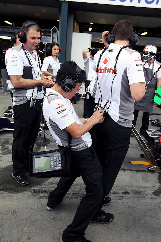 механики McLaren на пит-лейне Альберт-Парка на Гран-при Австралии 2012