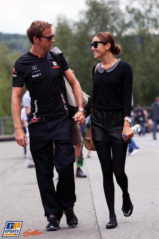 Дженсон Баттон и Джессика Мичибата идут по паддоку Спа на Гран-при Бельгии 2011