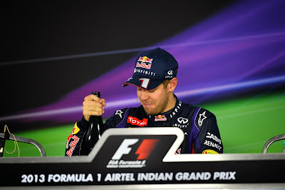 Себастьян Феттель и бутылка шампанского на пресс-конференции после гонки на Гран-при Индии 2013