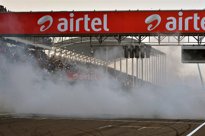 Себастьян Феттель крутит пончики на Red Bull после финиша Гран-при Индии 2013