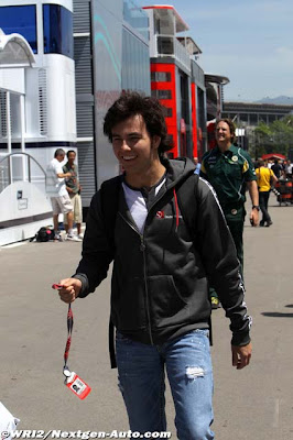 радостный Серхио Перес шагает по паддоку Каталуньи на Гран-при Испании 2011