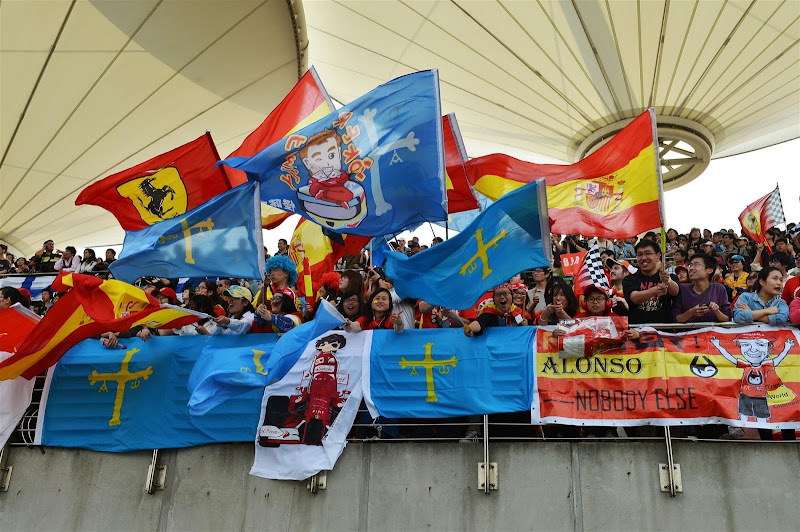 болельщики Фернандо Алонсо с баннерами и флагами на трибунах Шанхая на Гран-при Китая 2013