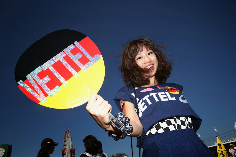 болельщица Себастьяна Феттеля в оригинальном платье на Гран-при Японии 2013