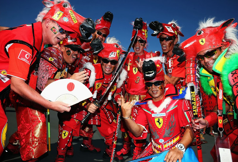 болельщики Ferrari в боевых костюмах на Гран-при Японии 2013