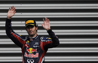 Марк Уэббер приветствует болельщиков на Гран-при Бельгии 2011