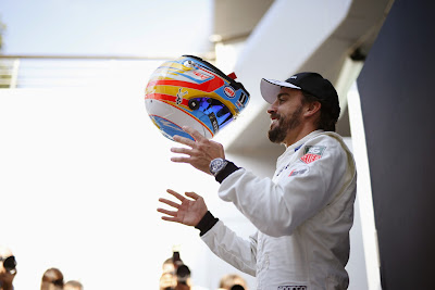 Фернандо Алонсо подбрасывает шлем на Гран-при Малайзии 2015