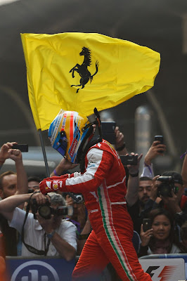 Фернандо Алонсо с флагом Ferrari празднует победу на Гран-при Китая 2013