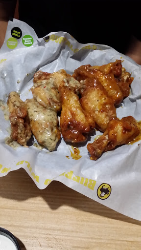 Chicken Wings Restaurant «Buffalo Wild Wings», reviews and photos, 1112 Deer Park Ave, North Babylon, NY 11703, USA