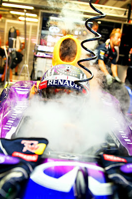 Себастьян Феттель в дыму в боксах Red Bull на Гран-при Сингапура 2013