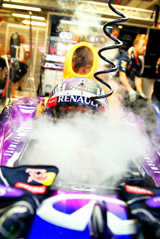 Себастьян Феттель в дыму в боксах Red Bull на Гран-при Сингапура 2013