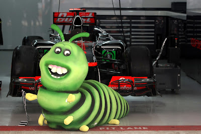гусеница в гараже McLaren на Гран-при Индии 2012 caterpillar