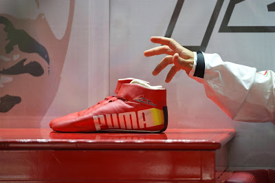 Фернандо Алонсо украдкой тянется к ботинку Puma в боксах Ferrari на Гран-при Монако 2014