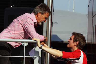Эдди Джордан говорит что-то Робу Смедли на Гран-при Италии 2011