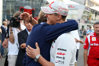 Лука ди Монтедземоло обнимает Михаэля Шумахера в паддоке Монцы на Гран-при Италии 2011