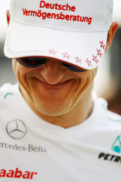 улыбающийся Михаэль Шумахер на Гран-при Австралии 2012