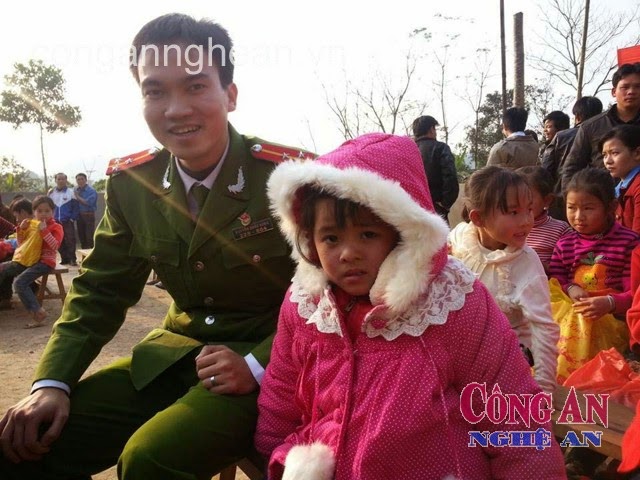 Thượng úy Nguyễn Quốc Hưng với trẻ em có hoàn cảnh khó khăn ở bản tổ 9, xã Thọ Sơn, Anh Sơn