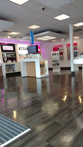 Cell Phone Store «T-Mobile», reviews and photos, 636 N Rte 17, Paramus, NJ 07652, USA