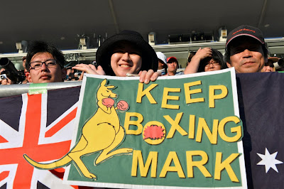Keep boxing Mark - баннер болельщиков Марка Уэббера на трибуне Сузуки на Гран-при Японии 2013