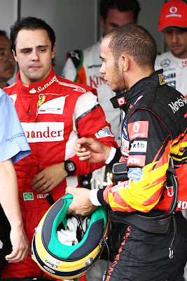 Фелипе Масса с осторожностью смотрит на Льюиса Хэмилтона после квалификации на Гран-при Бразилии 2011