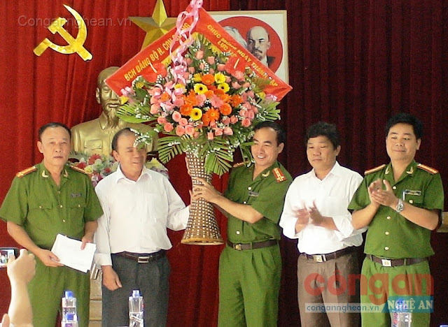 Lãnh đạo huyện Con Cuông tặng hoa chúc mừng Công an huyện điều tra thành công vụ án