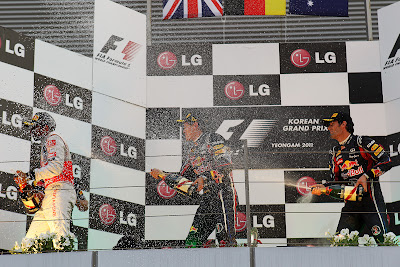 Льюис Хэмилтон Себастьян Феттель Марк Уэббер с шампанским на подиуме Гран-при Кореи 2011