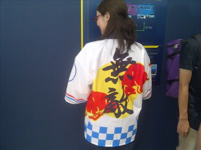 болельщица Red Bull в особой рубашке на Гран-при Японии 2011 - вид сзади