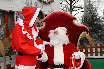 Фернандо Алонсо в костюме Деда Мороза на рождественском мероприятии Ferrari 18 декабря 2011